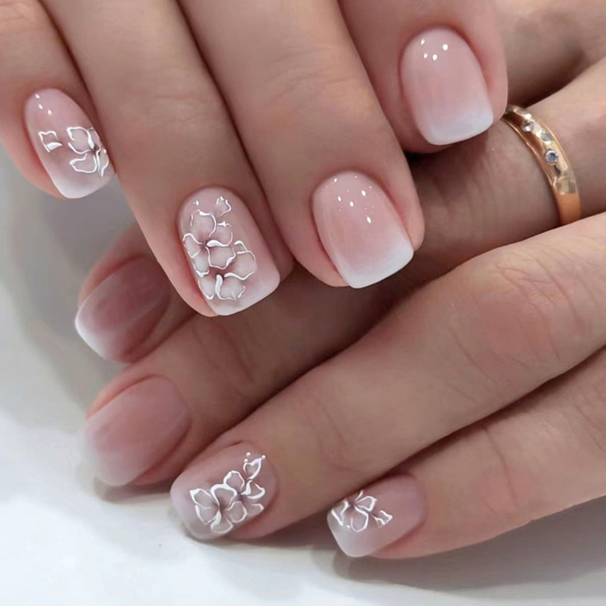 24 Faux Ongles Carrés Courts – Fleurs Blanches Dégradé Féerique, Colle Jelly 💅🌸✨ Yiwu Ruijia Auto Supplies Co., Ltd.