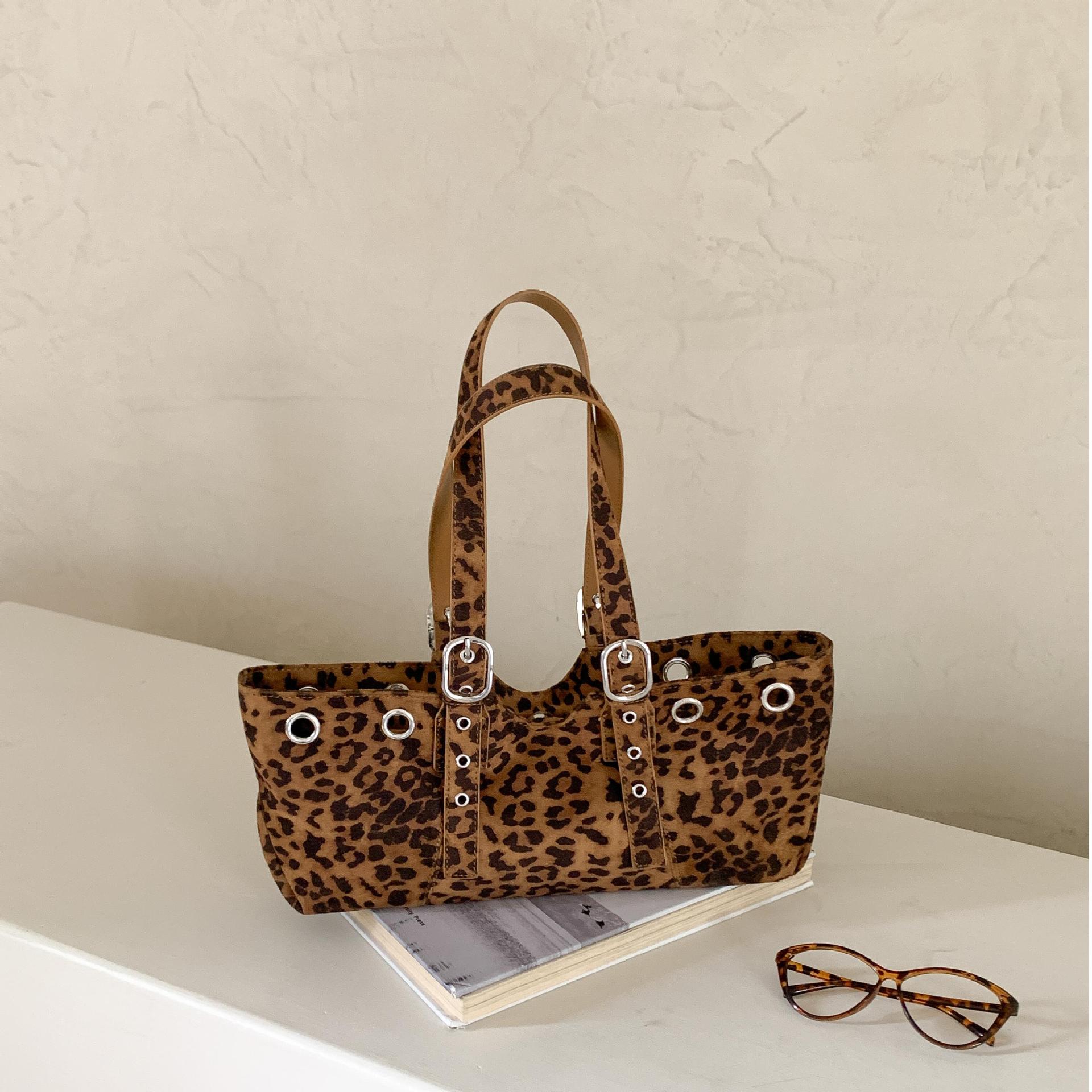 Sac à Main Femme Peluche – Léopard, Rivets &amp; Style Trendy, 4 Coloris 👜✨ Yiwu Ruijia Auto Supplies Co., Ltd.